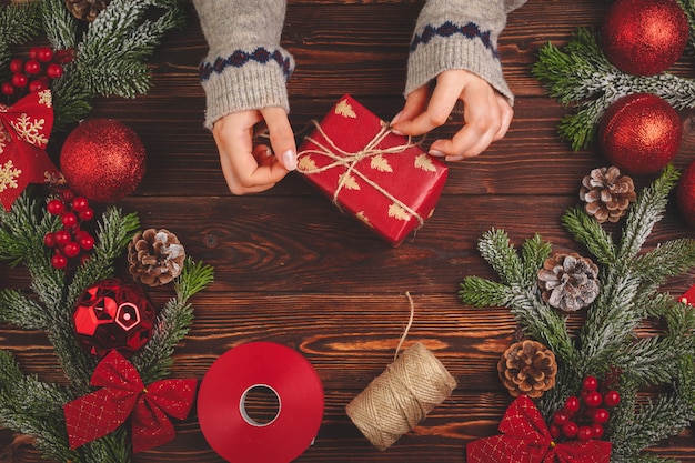 Kerstdecoraties en cadeau op houten bovenaanzicht