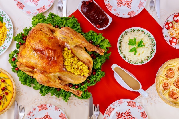 Kerstdiner. Geroosterde kalkoen gegarneerde veenbessen en boerenkool. Bovenaanzicht.