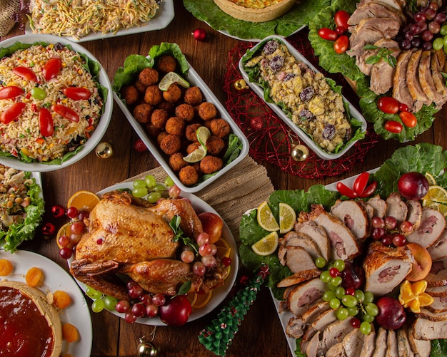 Kerstdiner Met gebraden kalkoen en gerechten geserveerd in Brazilië Traditionele kersttafel. bovenaanzicht