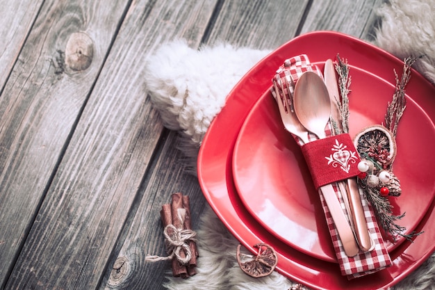 Kerstdiner met mooi bestek en feestelijke decoraties op houten achtergrond, feestconcept en huiselijke sfeer