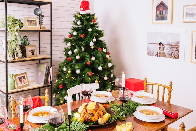 Kerstdiner op tafel met kalkoen en soep