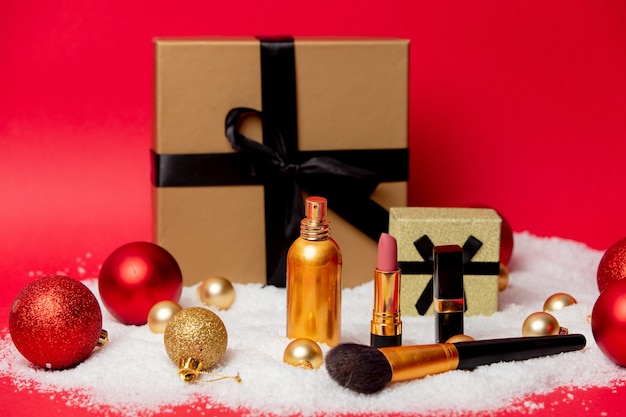 Kerstdoos met cosmetica en sneeuw