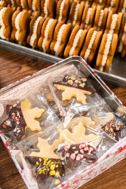 Kerstdozen vol chocolade met lekkernijen.