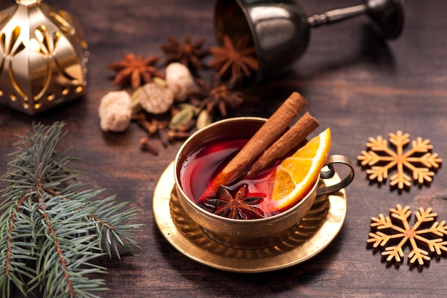 Kerstdrank glühwein met kruiden en pittig