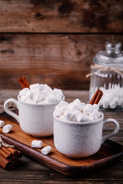 Kerstdrank Warme chocolademelk met marshmallows en kaneel op donkere houten achtergrond