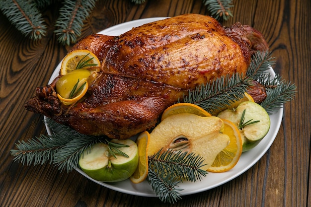 Kersteend op een houten tafel Kerstdiner