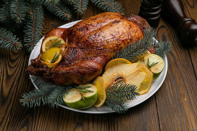 Kersteend op een houten tafel kerstdiner