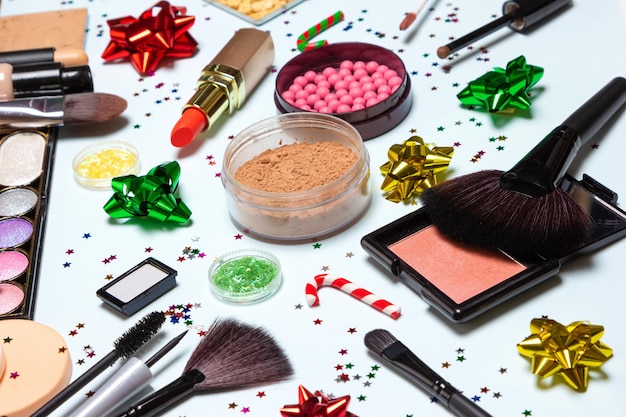 Kerstfeest glinsterende make-up. Heldere sprankelende nieuwjaarsmake-up. Zijaanzicht, selectieve focus