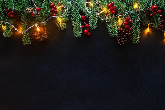 Kerstfeest met decoratie bal sterren sneeuwvlokken geschenk doos dennenkegel op een zwarte achtergrond