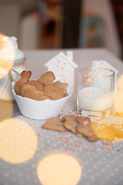 Kerstgemberkoekjes met melk op een lichte tafel