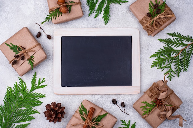 Kerstgeschenkdozen in milieuvriendelijke, milieuvriendelijke verpakking van papier