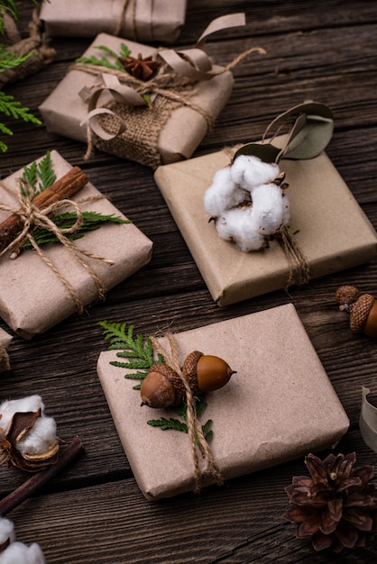 Kerstgeschenkdozen van ambachtelijk papier