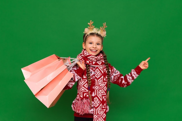 Kerstinkopen voor de vakantie Het kind is aan het winkelen voor het nieuwe jaar