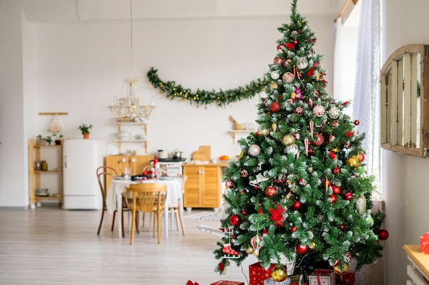 Kerstinterieur van een keuken in rustieke stijl in Scandinavische stijl. Hoge kwaliteit foto