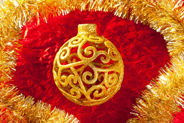 Kerstkaart gouden bauble en klatergoud