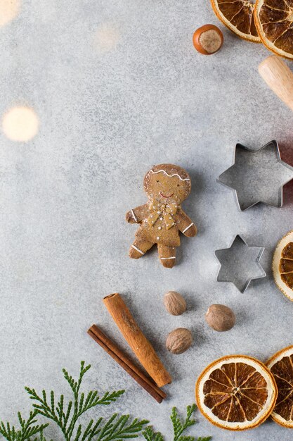 Kerstkaart met kruiden deegroller en koekjes op oppervlak besprenkeld met sneeuw
