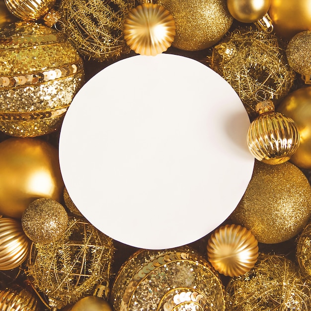 Kerstkaart met ruimte voor tekst, gouden kerst- en nieuwjaarsballons