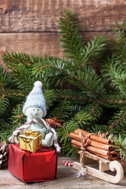 Kerstkaart met sneeuwpop en geschenken