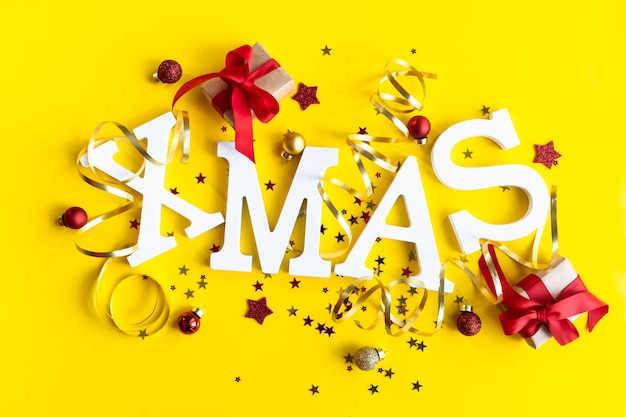 Foto kerstkaart met witte xmas-letters