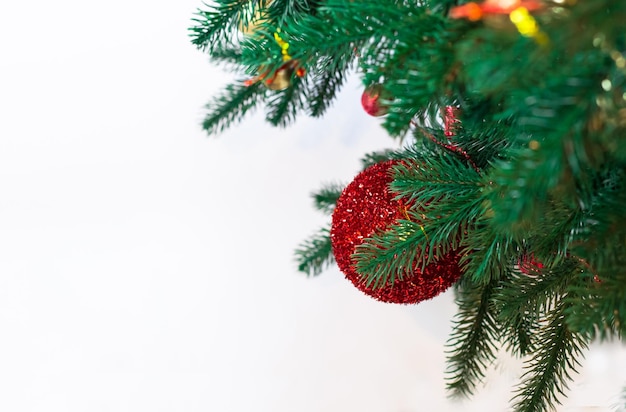 Kerstkaart Uitzicht van bovenaf Kerstboom met rode ballen