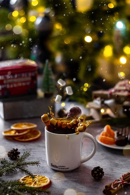 Kerstkaart witte mok met koffie en marshmallows op de achtergrond van feestelijke decoraties verticale foto