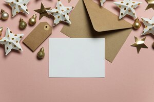 Foto kerstkaartsjabloon mock up lege kaart met envelop op roze achtergrond