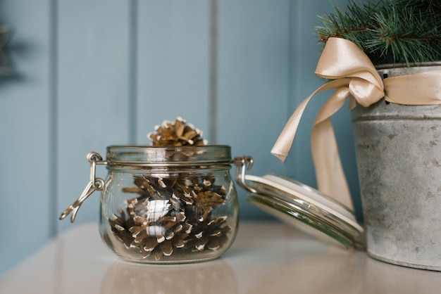 Kerstkegels in een glazen pot Kerstdecor