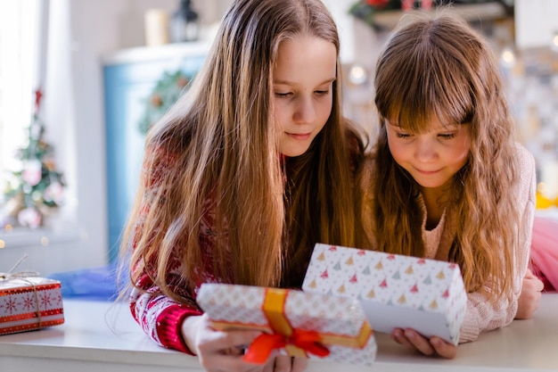 Kerstkind meisje opening doos in keuken binnenverlichting