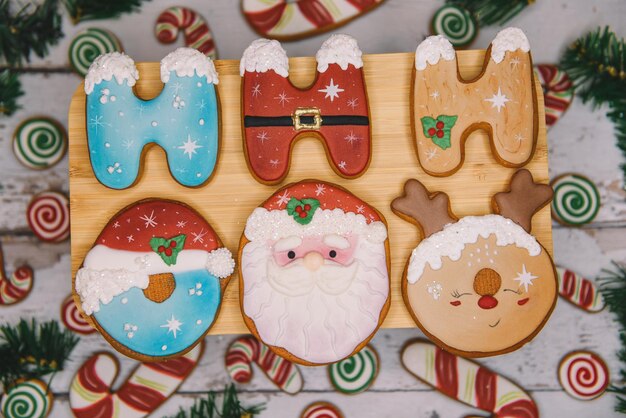 Kerstkleurige koekjes voor de achtergrond.