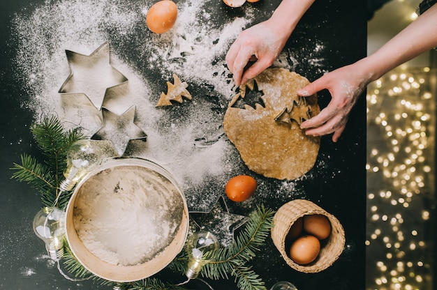 Kerstkoekje, bovenaanzicht, retro filter toegepast, thuis kerst concept voorbereiden