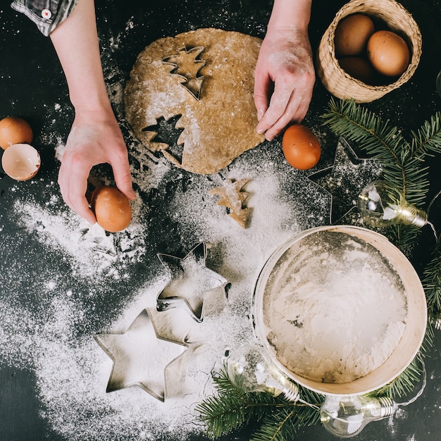 Kerstkoekje, bovenaanzicht, retro filter toegepast, thuis kerst concept voorbereiden