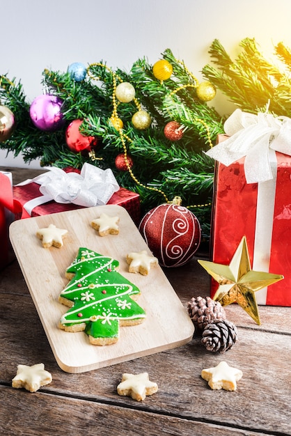 Kerstkoekje en Nieuwjaar in de vorm van een kerstboom op tafel