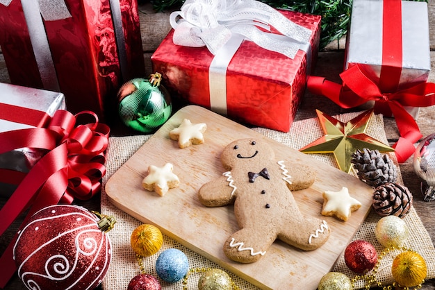 Kerstkoekje en Nieuwjaar in de vorm van Gingerbread man op tafel