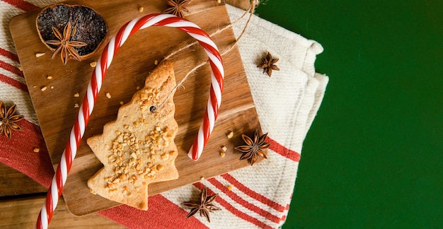 Foto kerstkoekje en snoep op een houten bord