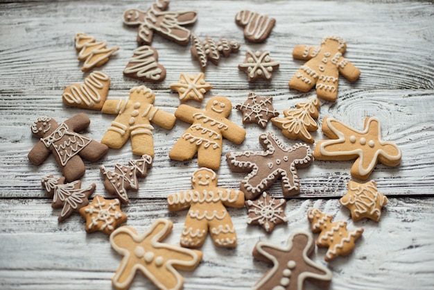 Kerstkoekje en snoep op hout, bovenaanzicht van voedsel. Geschenken met ambachtelijke paer. Tekst.