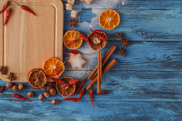 Kerstkoekjes en Spar vertakt zich een blauwe tafel