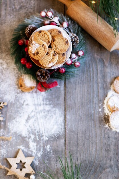 kerstkoekjes in bord bovenaanzicht kerstversiering