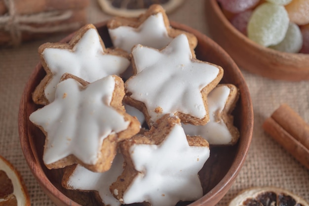 Kerstkoekjes in de vorm van een ster met witte glazuur.