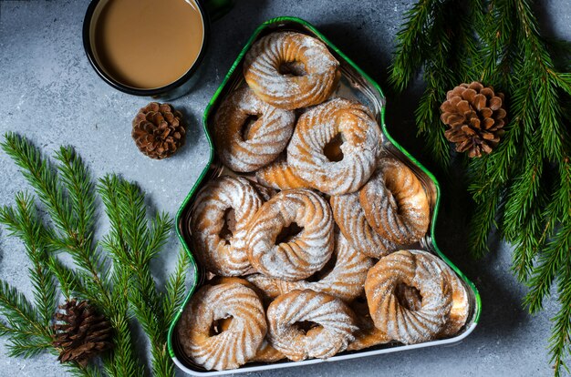 Kerstkoekjes in een doos in de vorm van een kerstboom.