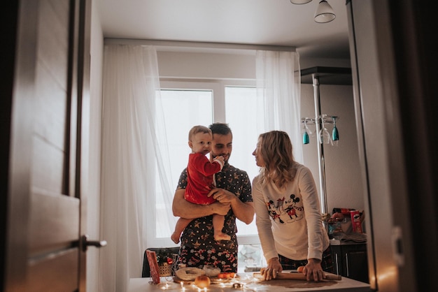 Kerstkoekjes koken met glazuur. Familie