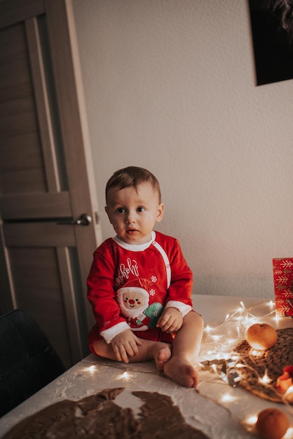 Foto kerstkoekjes koken met glazuur. familie