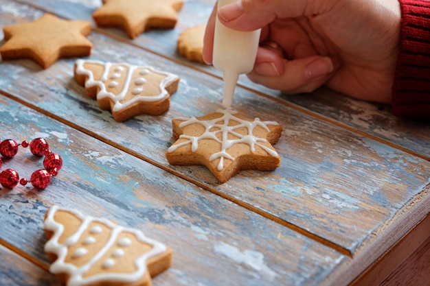 Kerstkoekjes maken met witte glazuurdecoratie