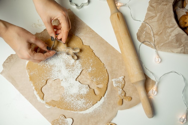 Foto kerstkoekjes maken van deeg