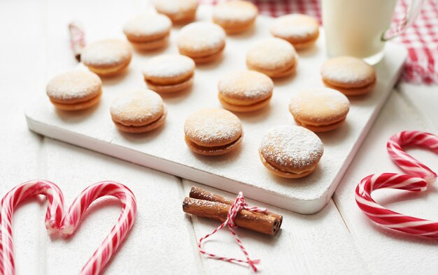 Kerstkoekjes, melk, cacao, marshmallows bij het raam