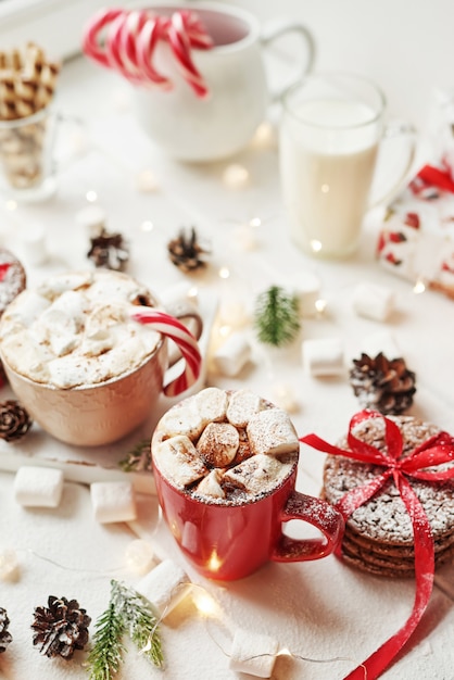 Kerstkoekjes, melk, cacao, marshmallows, snoepjes bij het raam