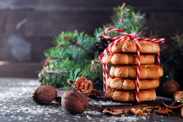 Kerstkoekjes met feestelijke decoratie