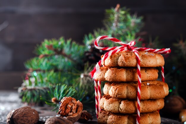 Kerstkoekjes met feestelijke decoratie