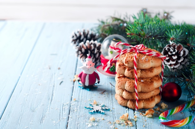 Kerstkoekjes met feestelijke decoratie