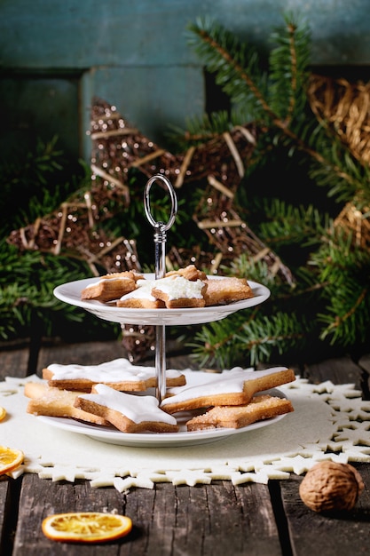 Kerstkoekjes met feestelijke inrichting