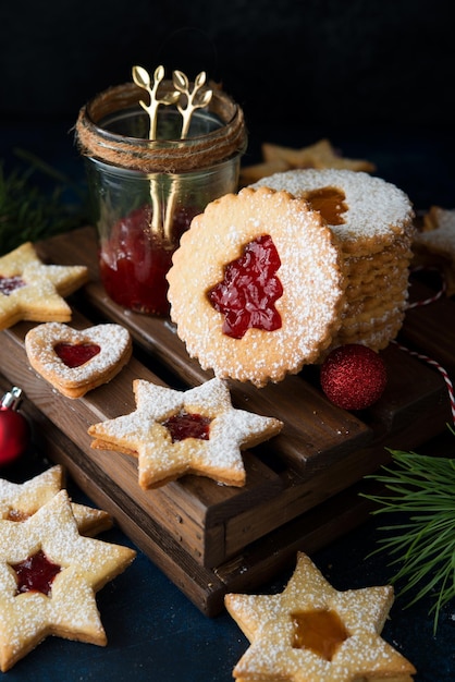 Kerstkoekjes met jam. een populair oostenrijks koekje zijn linz-koekjes. selectieve aandacht.